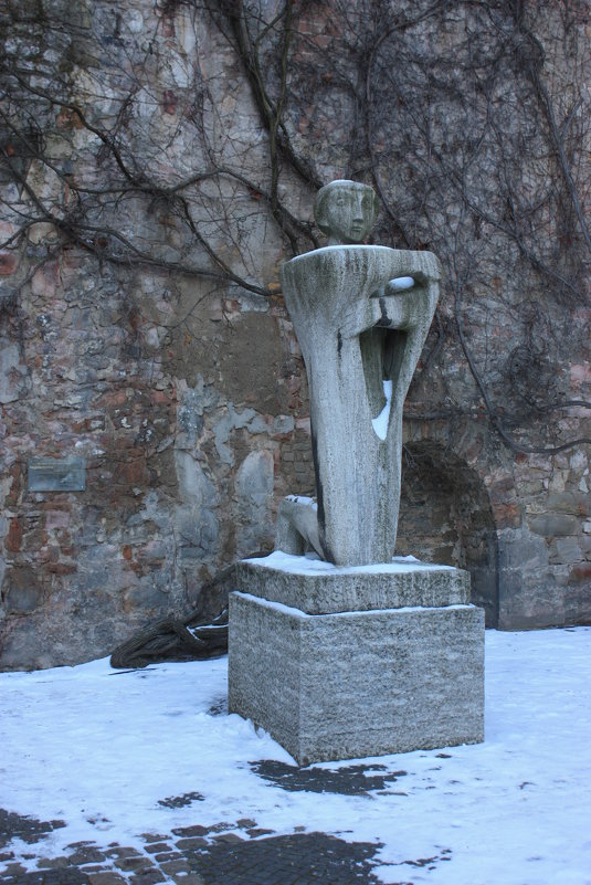 Разбитое сердце. Памятник погибшим от американских бомбежек - Gennadiy Karasev