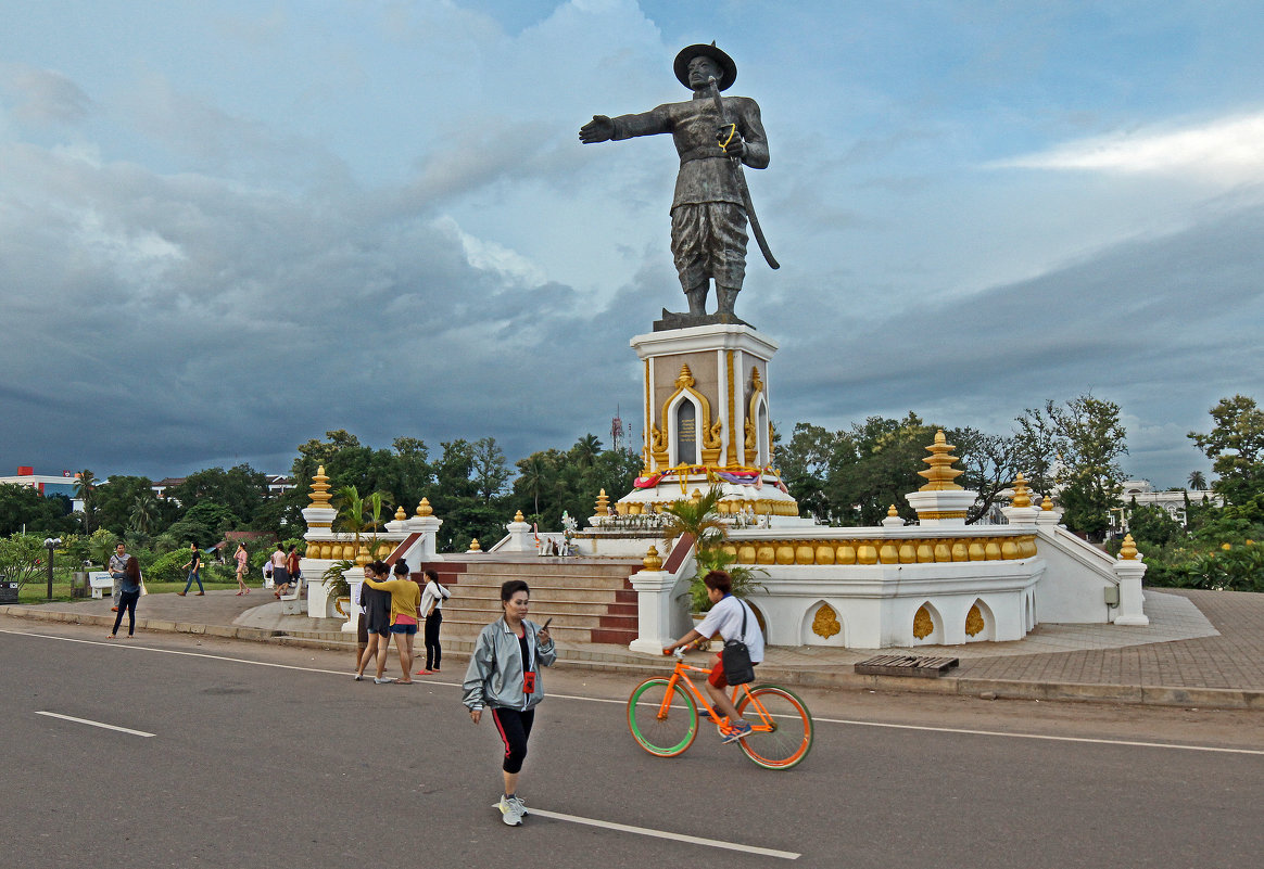 Лаос. Вьентьян. У монумента королю - Владимир Шибинский