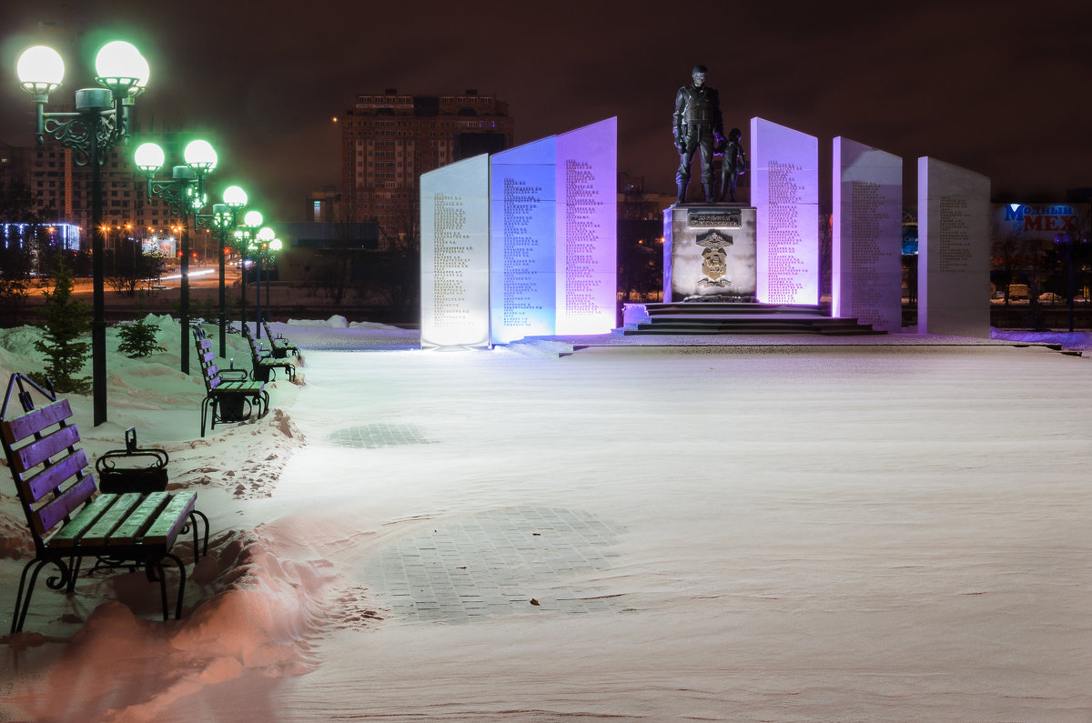 Челябинск. Ночь. Памятник солдатам правопорядка - Марк Э