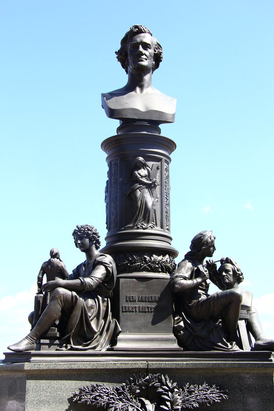 Памятник на Террасе Брюля - Наталья Серегина