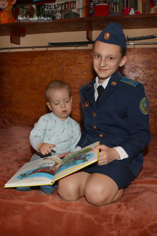 Старшая сестренка учит читать ! ))) - Иван Бобков