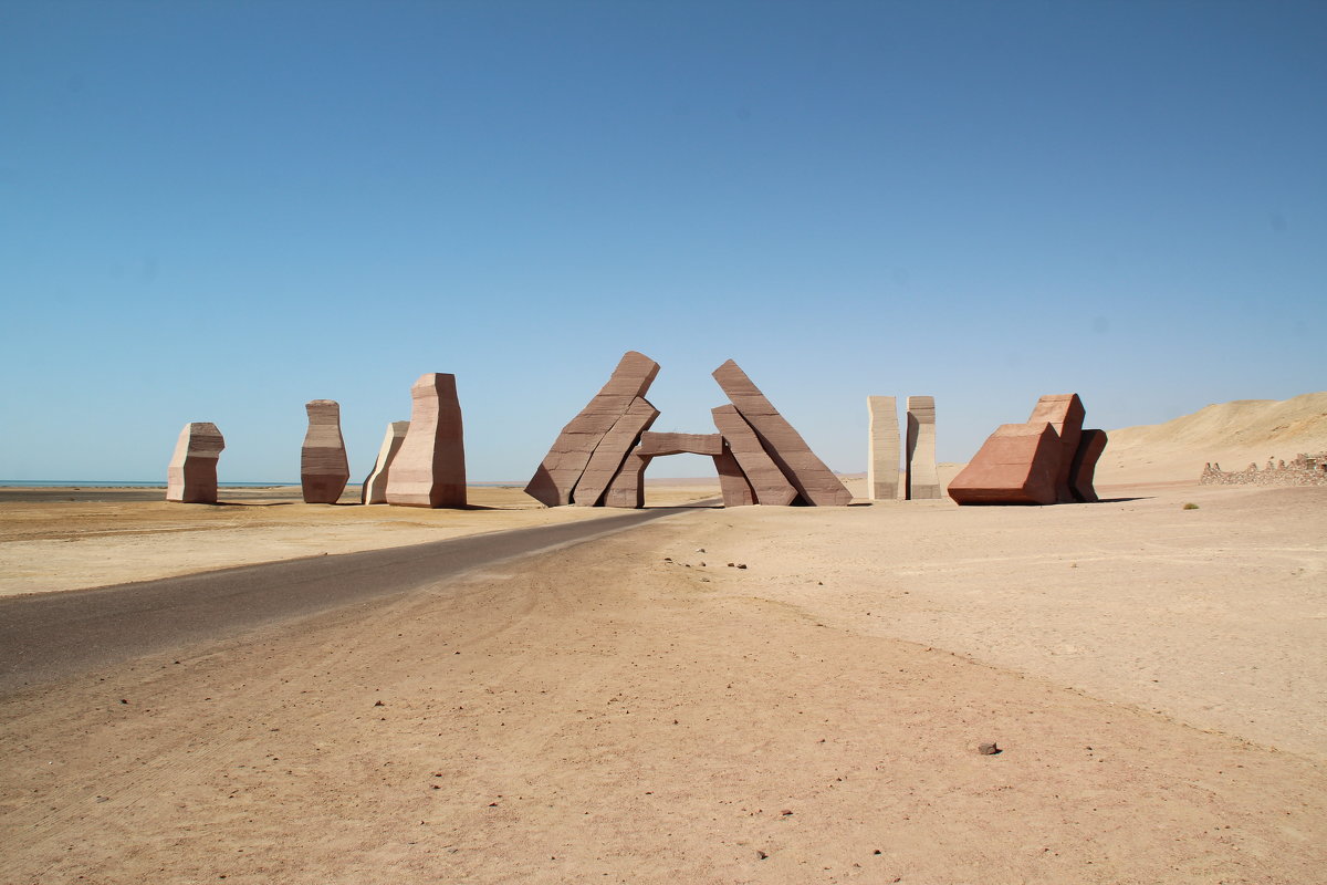 Монумент в пустыне. - Леонид Марголис