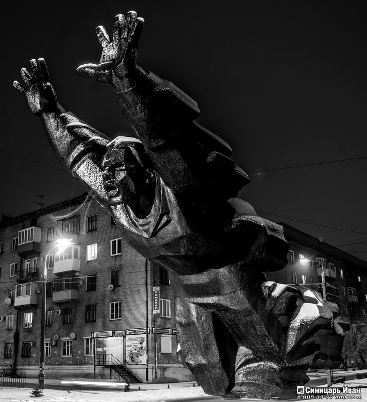 Памятник Михаи́лу Паника́хе - Иван Синицарь