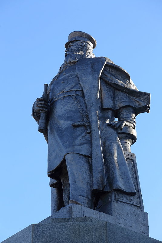 Памятник адмиралу Степану Осиповичу Макарову. - Александр 