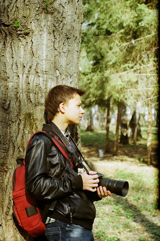Портрет юноши с фотоаппаратом - Евгений Золотаев