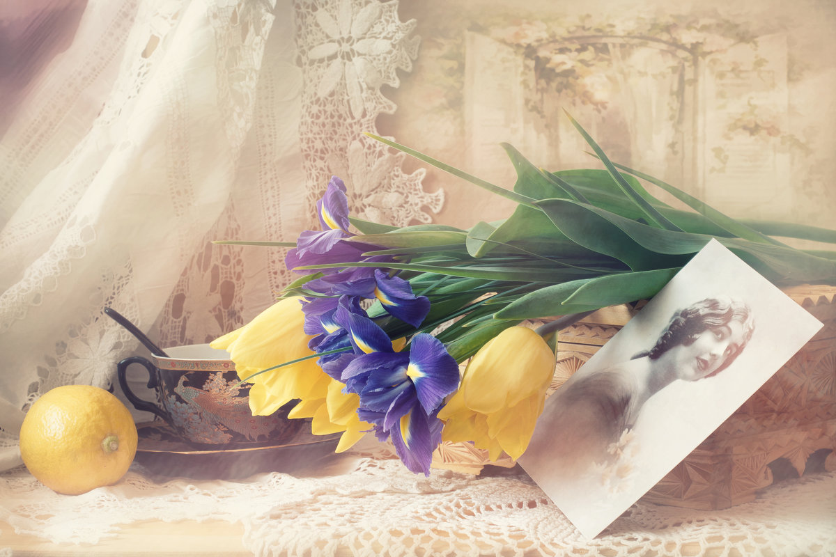 С ирисами и желтыми тюльпанами - Мария Ярош