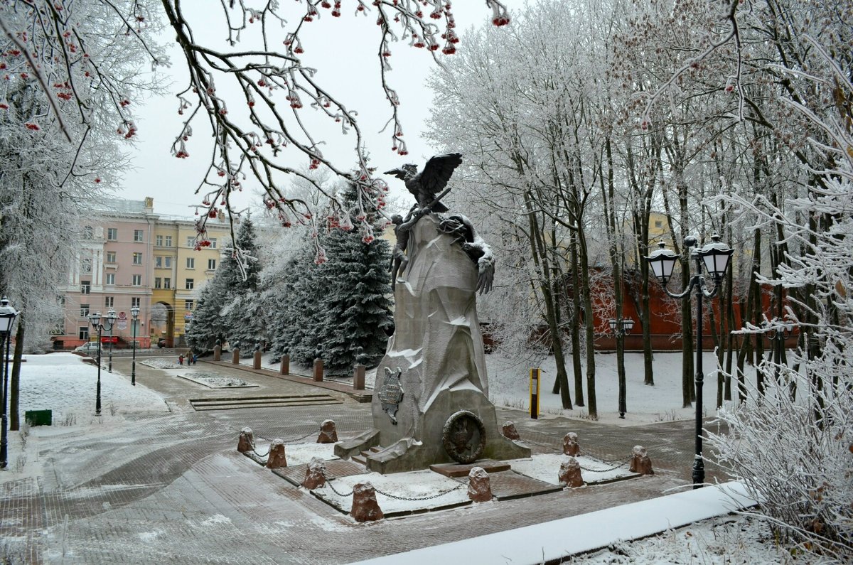 Памятник с орлами - Милешкин Владимир Алексеевич 