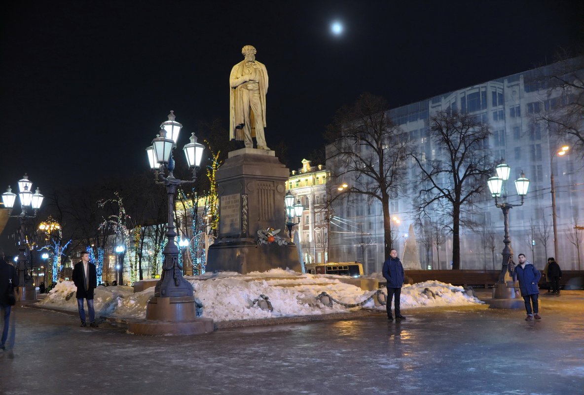 ...ждут...у памятника Пушкину в Москве.. - Ирина Тазеева