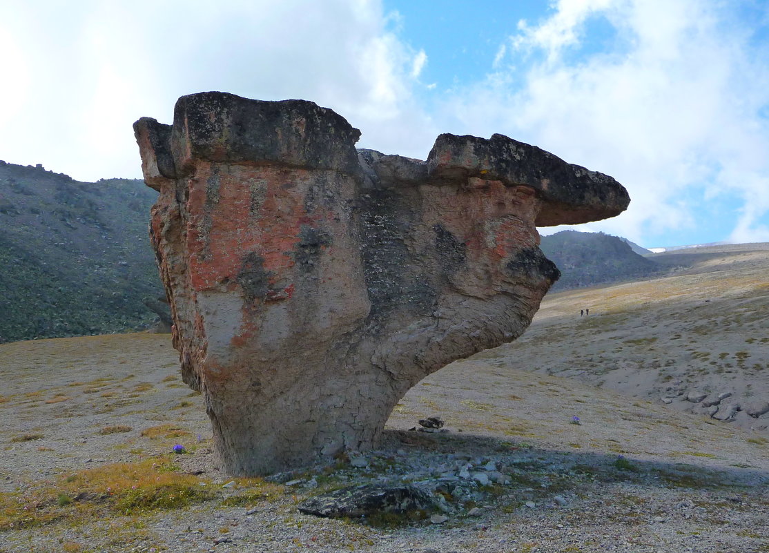 Загадочный камень, похожий на перевёрнутый Сапожок на склоне Эльбруса (на высоте 3000 м) - Vladimir 070549 