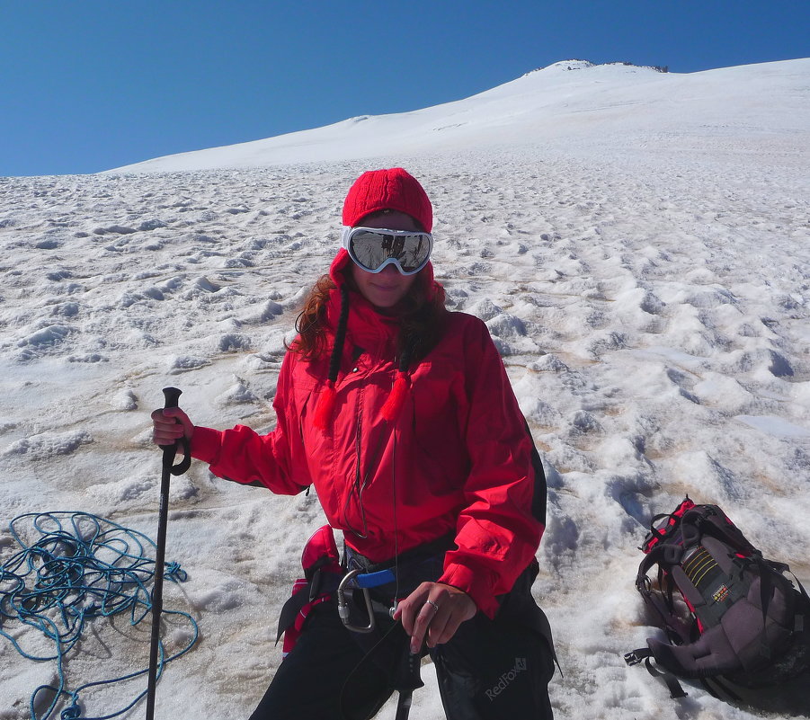 Покорительница горных вершин на ледниках Эльбруса. Высота около 4000 м. над уровнем моря. - Vladimir 070549 