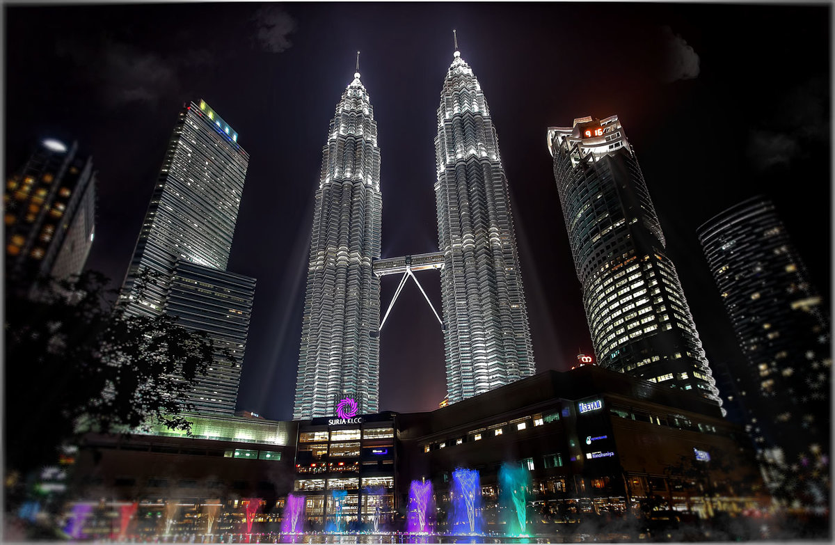 Вечернее шоу фонтанов...Башни-близнецы Петронас в Куала-Лумпуре, Малайзия . - Александр Вивчарик
