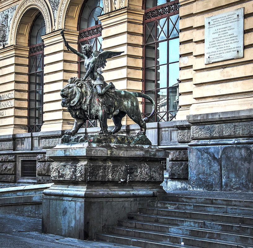 Скульптура перед входом в Банк Неаполя. - Владимир. ВэВэ