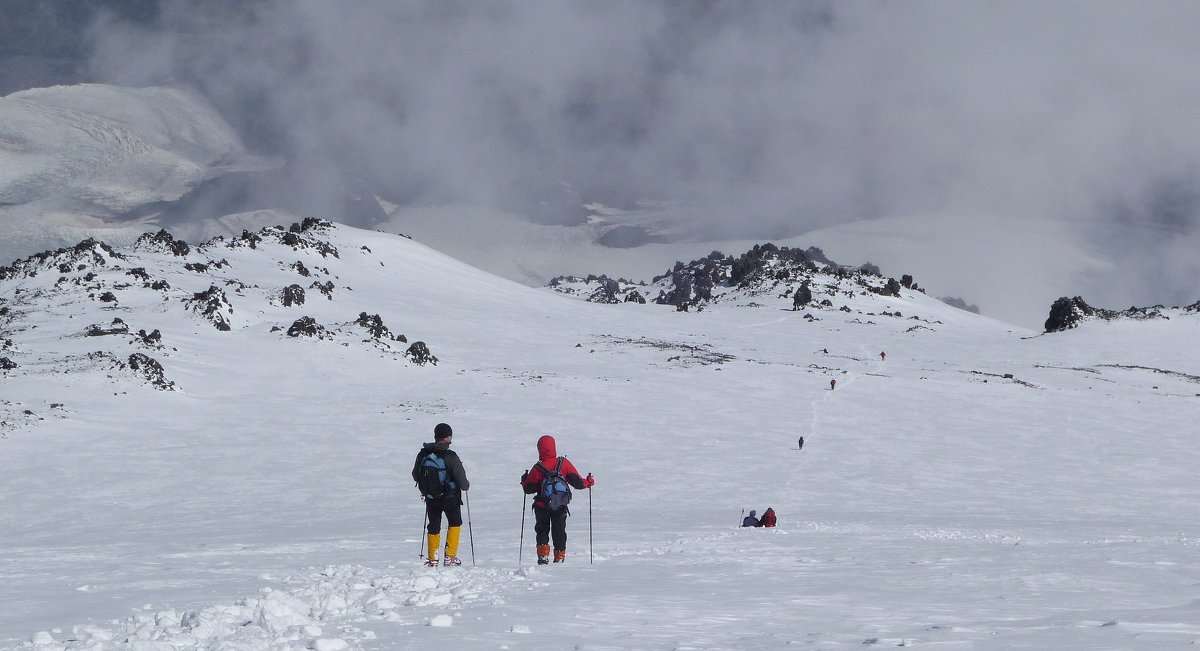 Спуск с восточной вершины Эльбруса. Высота около 5300 м.Впереди скалы Ленца. - Vladimir 070549 