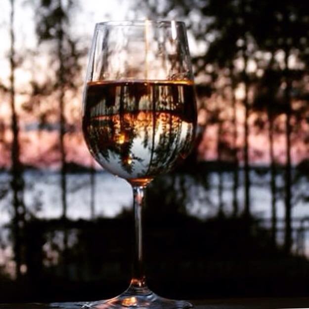 Бокал с вином на фоне заката - Ольга Говорко