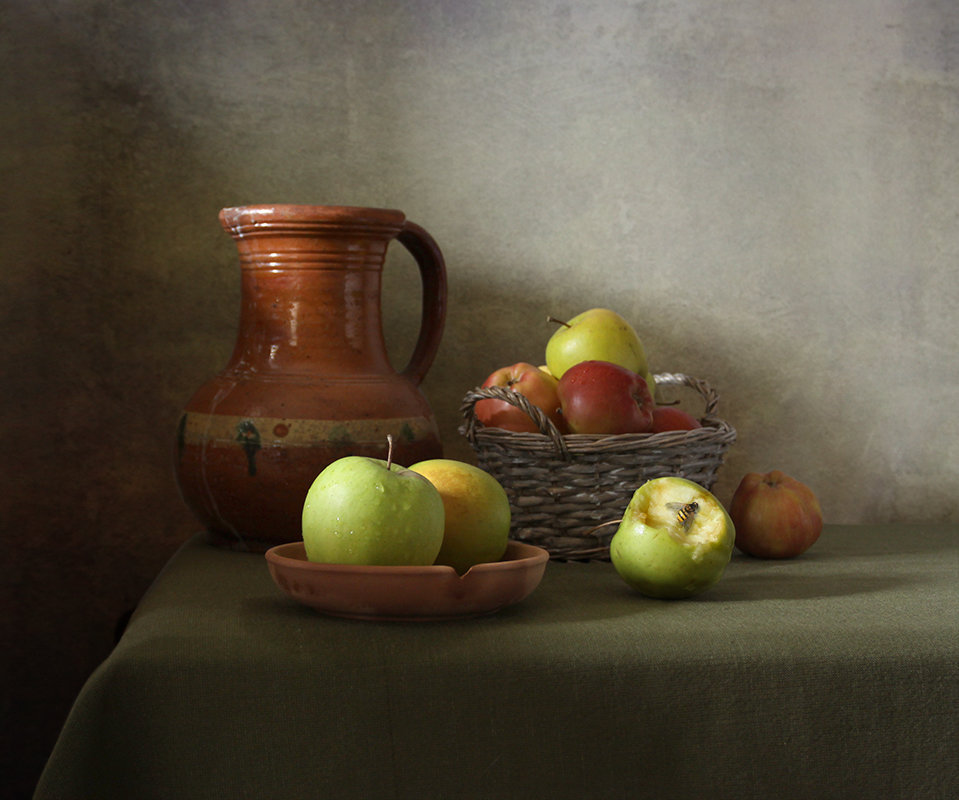 Классический натюрморт с яблоками - Татьяна Карачкова