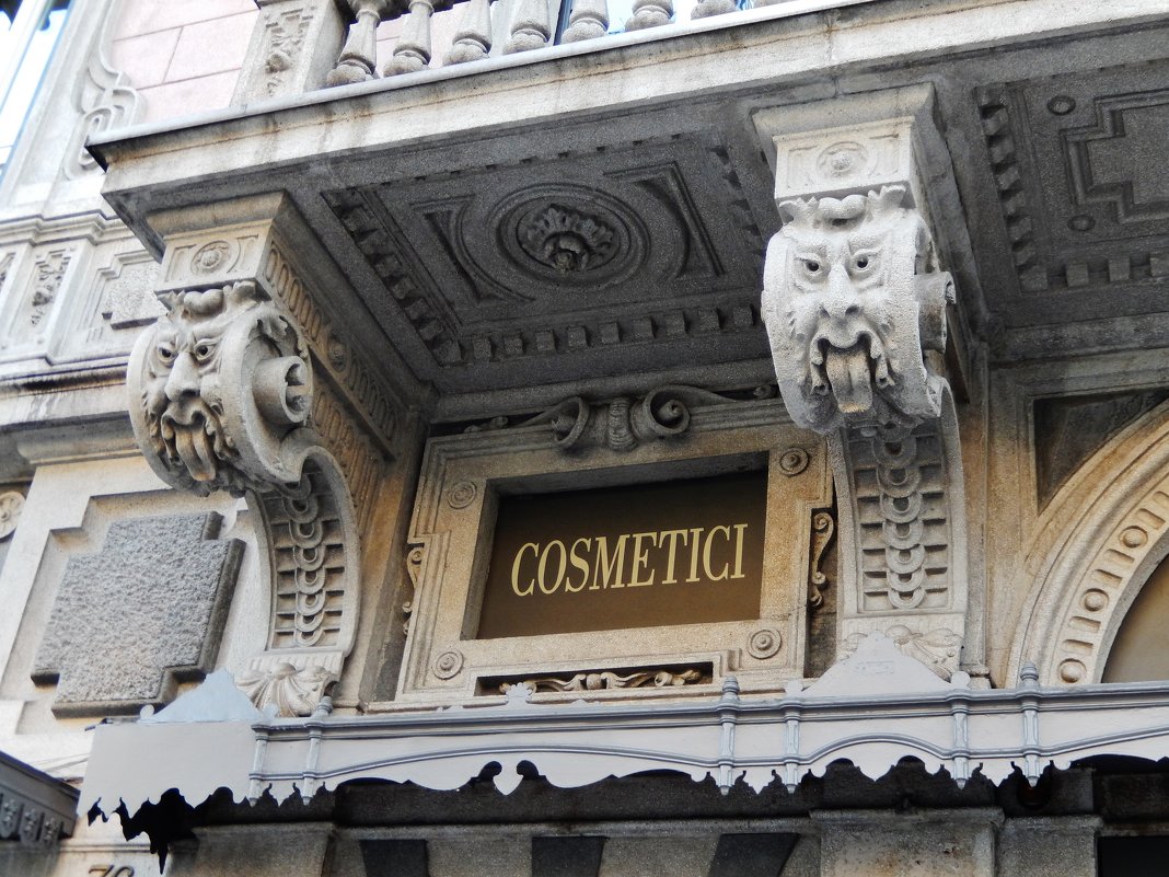 Идеал красоты над входом в магазин косметики - Лина Пушок 