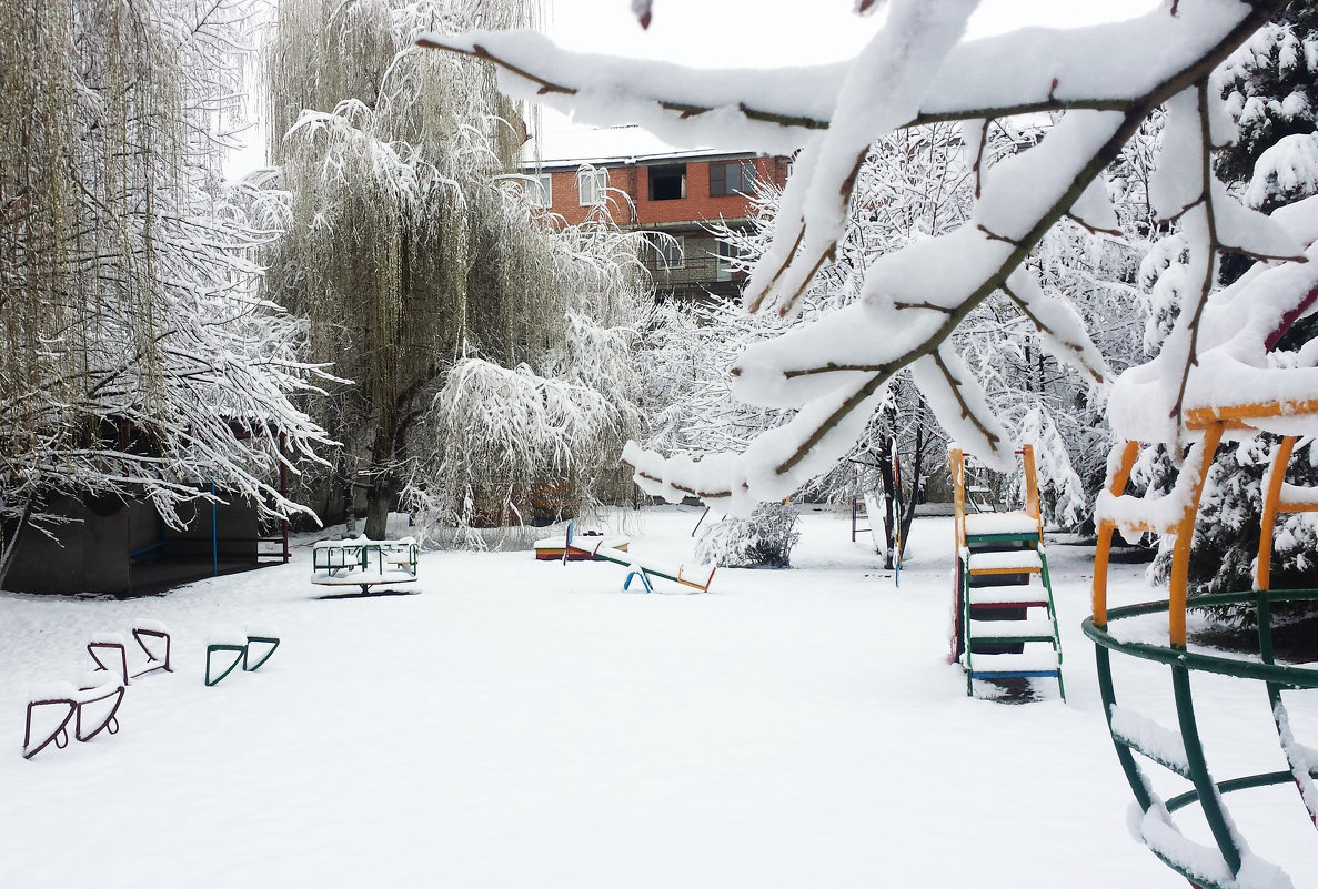 садик в снегу - Батик Табуев