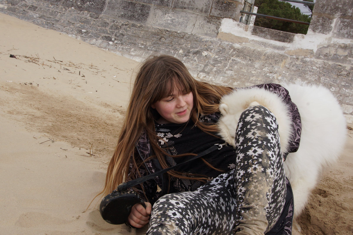 Лиза и  Буран развлекаются как все маленькие дети на пляже. - Елена Мартынова