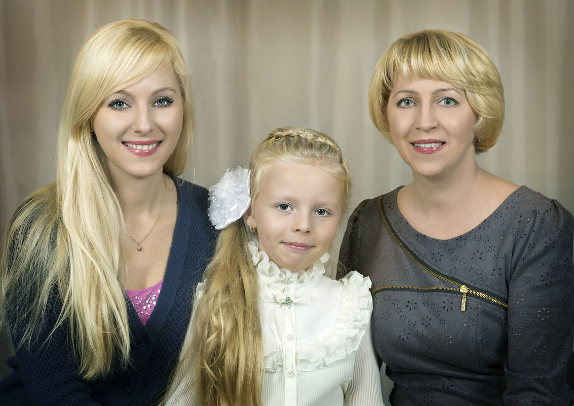 Две мамы,две дочери,внучка и бабушка - Oleg Akulinushkin