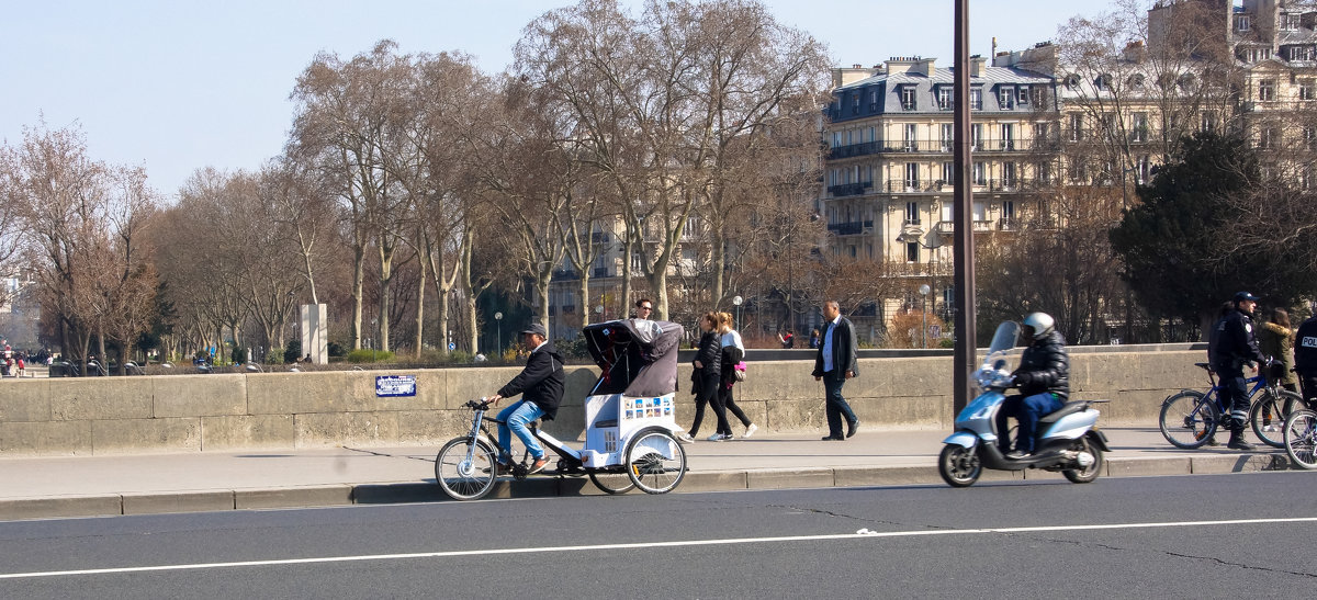 Это транспорт для туристов на улицах Парижа, если быть точной, то рядом с чудом  Эйфеля. - Елена Мартынова