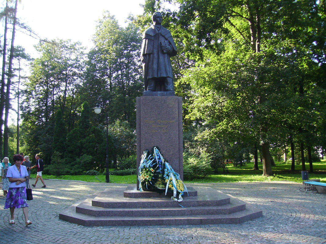 Памятник  Тарасу  Шевченко  в  Ивано - Франковском  парке - Андрей  Васильевич Коляскин