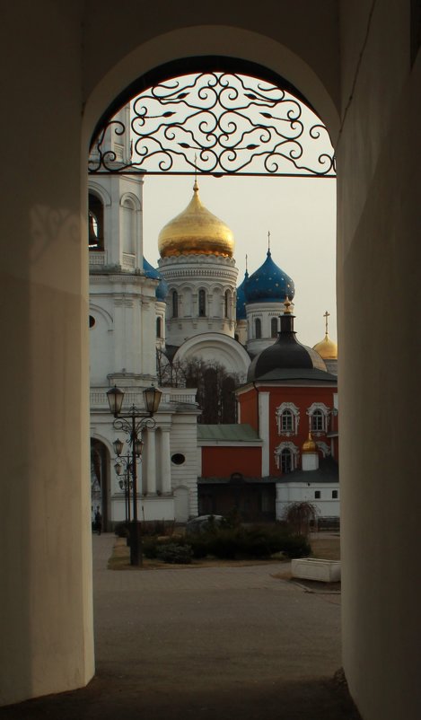 вход в монастырь - Александра 