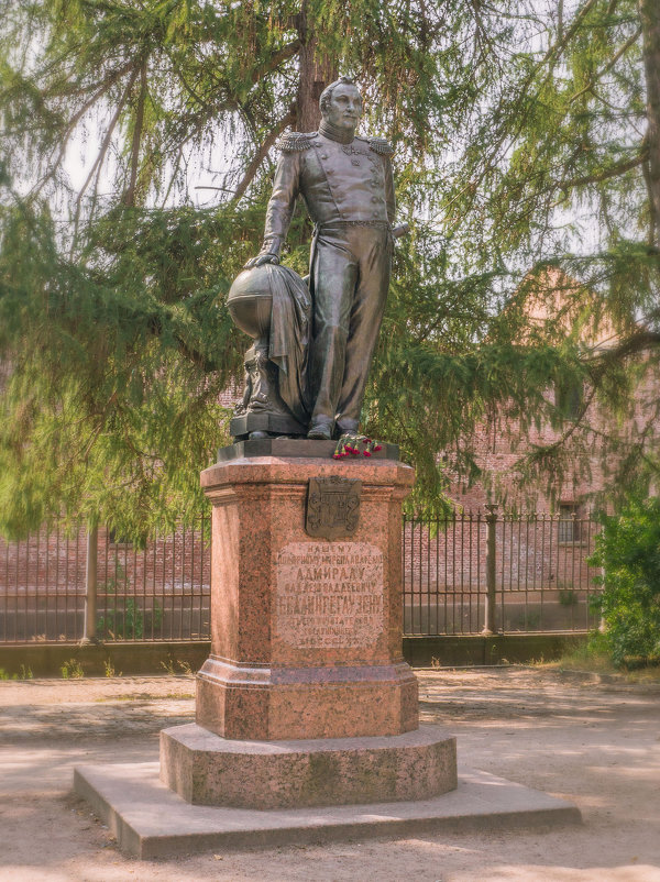 Памятник Белингсгаузену. - Сергей Исаенко