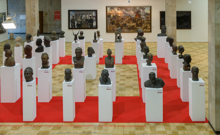 Скульптурные портреты - на выставке Победа в ЦДХ - Николай Ефремов