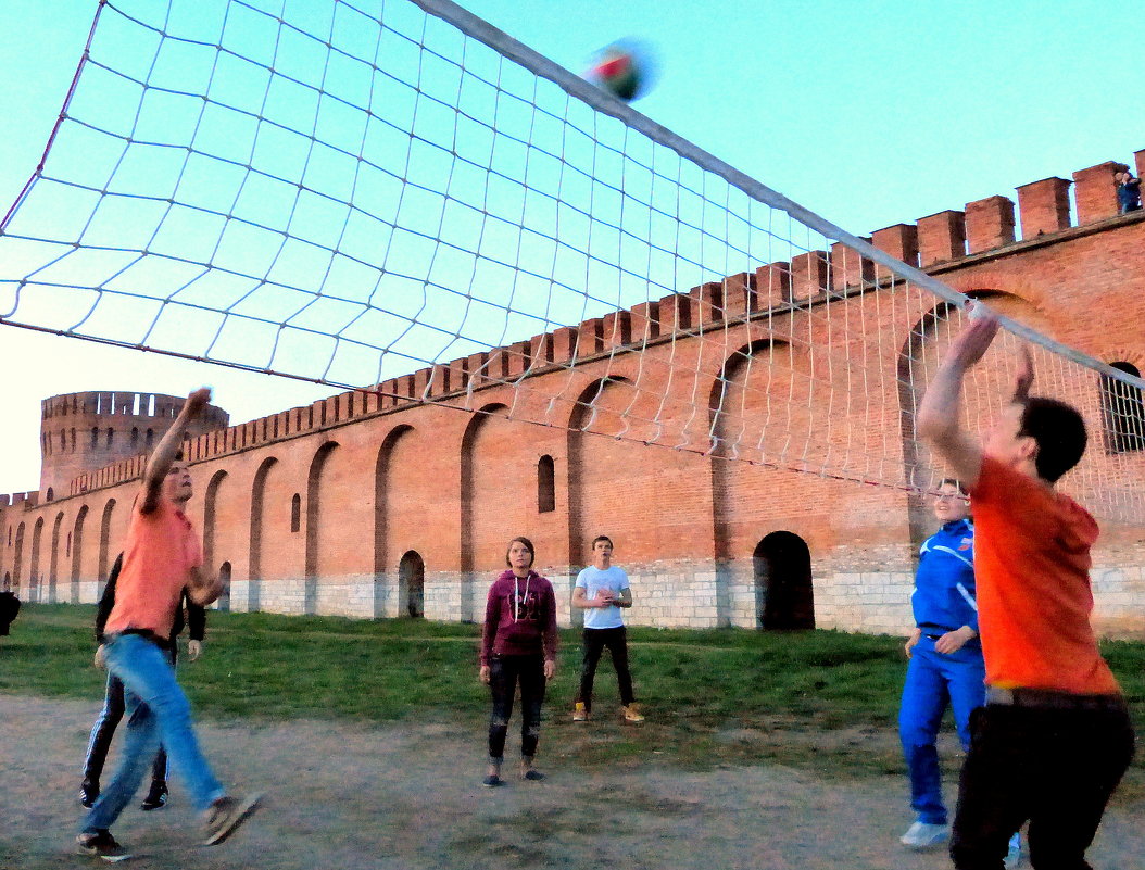 Смоленская крепость - вечерний волейбол. - Игорь 