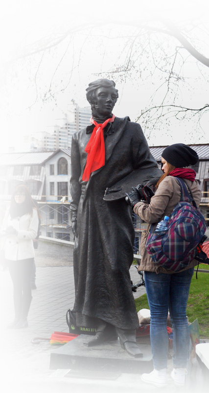 Девушка фотограф перед памятником художнику - Александр Стах