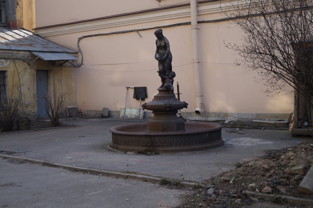 Одинокая скульптура"Мать и Дитя" - Серж Поветкин