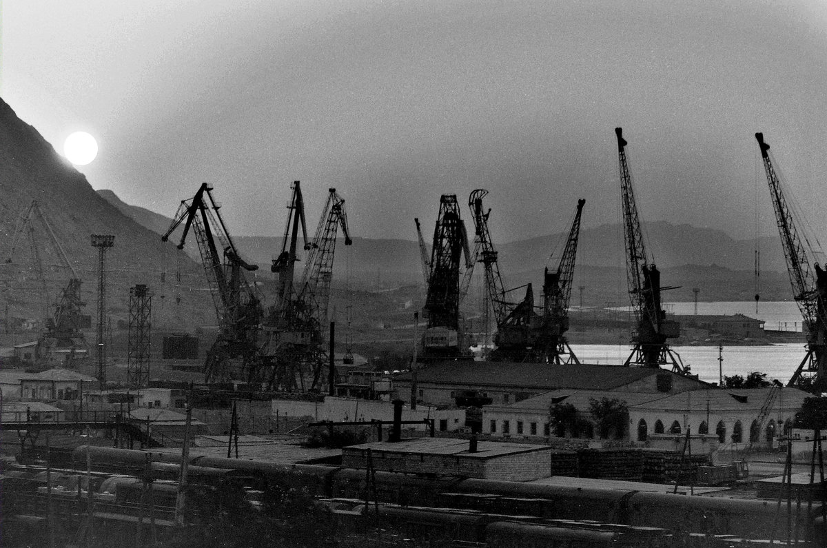Рассвет в Красноводском порту 1979 - Александр Туманов