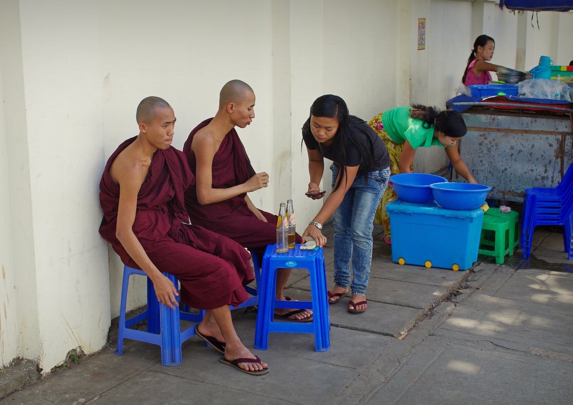 Монахов в Бирме уважают... - Михаил Рогожин
