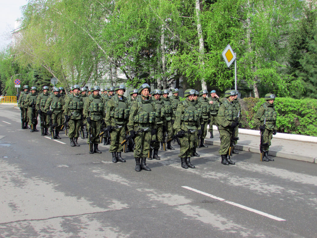 Пере парадом - раиса Орловская