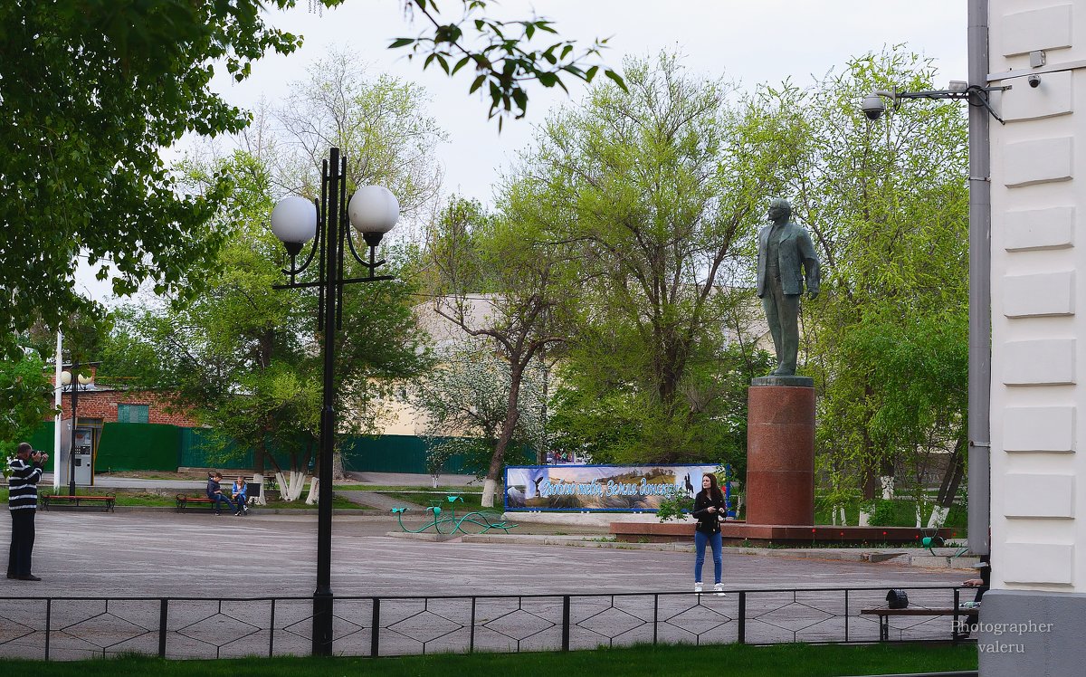 У памятника В.И. Ленина - Валерий Лазарев