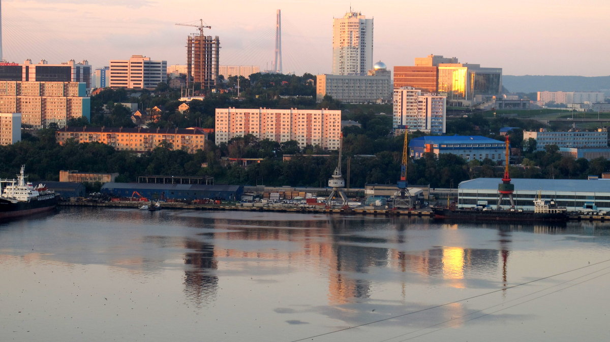 Владивосток. Бухта Золотой Рог. Раннее  утро в июле - Марина Белоусова