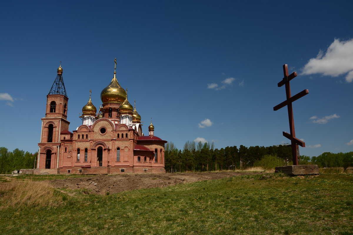 Строящаяся церковь и крест - Светлана Грызлова
