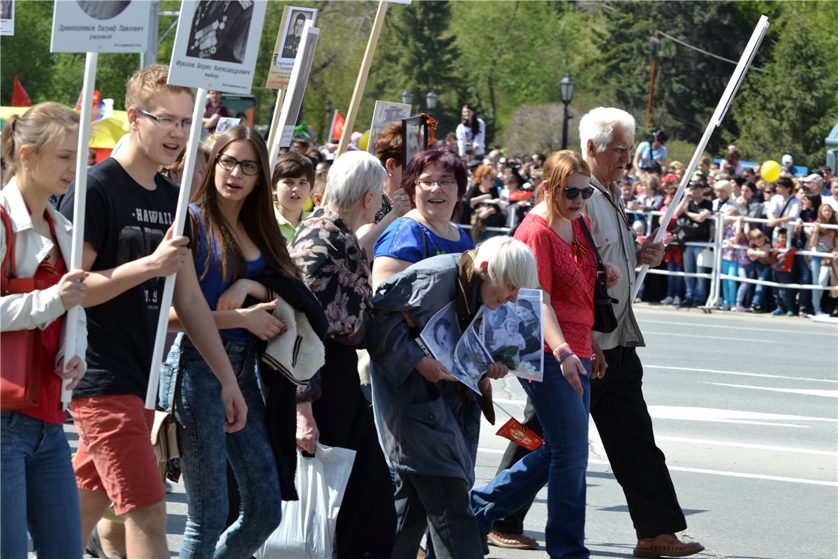 Шествие бессмертного полка. Бабушка и те, кто ей помогает вызывают уважение! - cfysx 