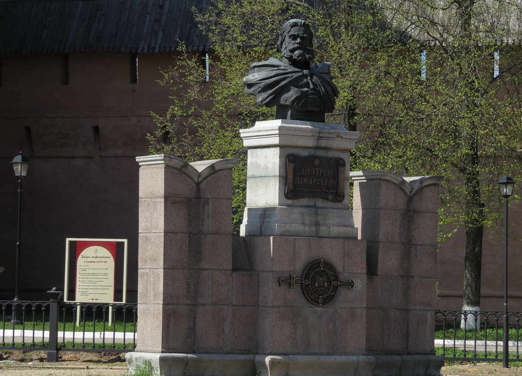 памятник у стен монастыря - Сергей Цветков