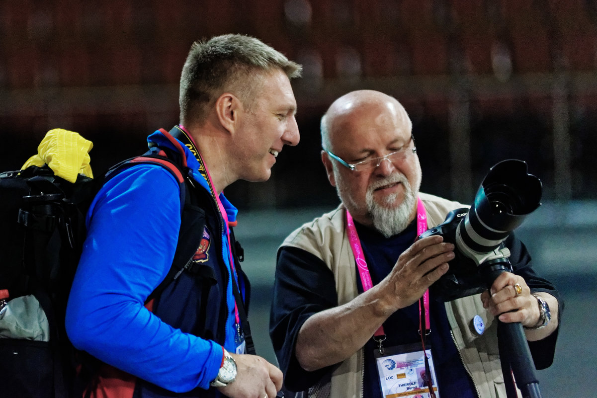 Barny  demonstriert Oleg die neue Kamera - Павел Сущёнок