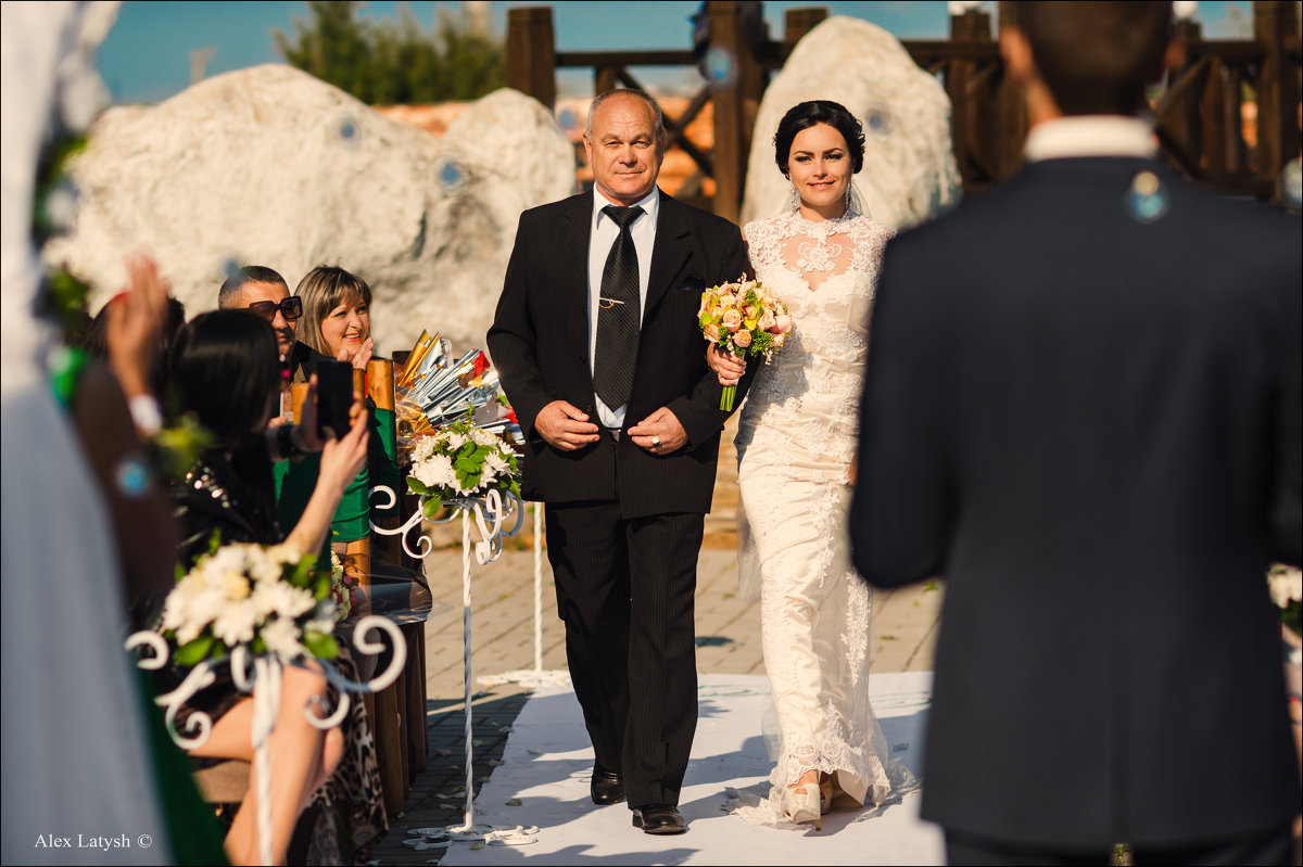 Свадьба делает мужчину счастливым только в одном случае — если это свадьба его дочери :) - Алексей Латыш