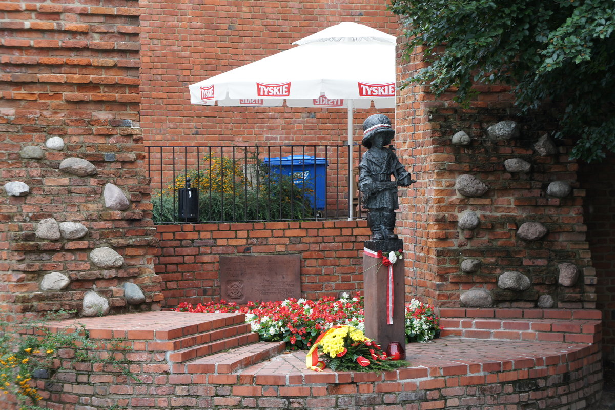 Памятник юному повстанцу, мальчишке в огромной каске и с автоматом в ручонках - Елена Павлова (Смолова)