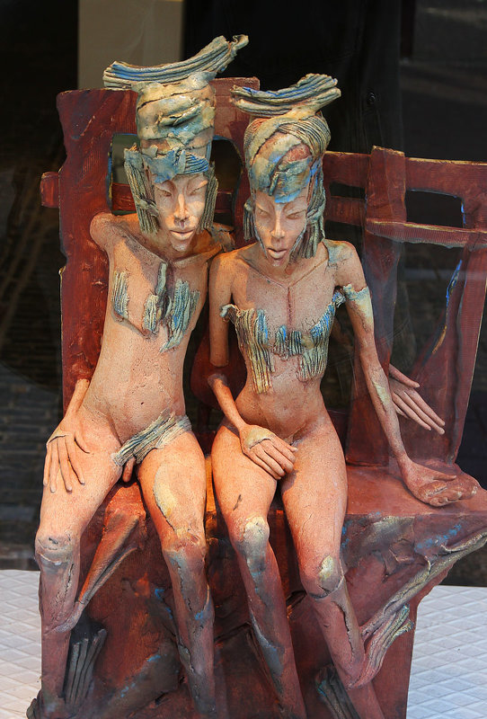 Скульптурки в витрине магазина - Дмитрий Лебедихин