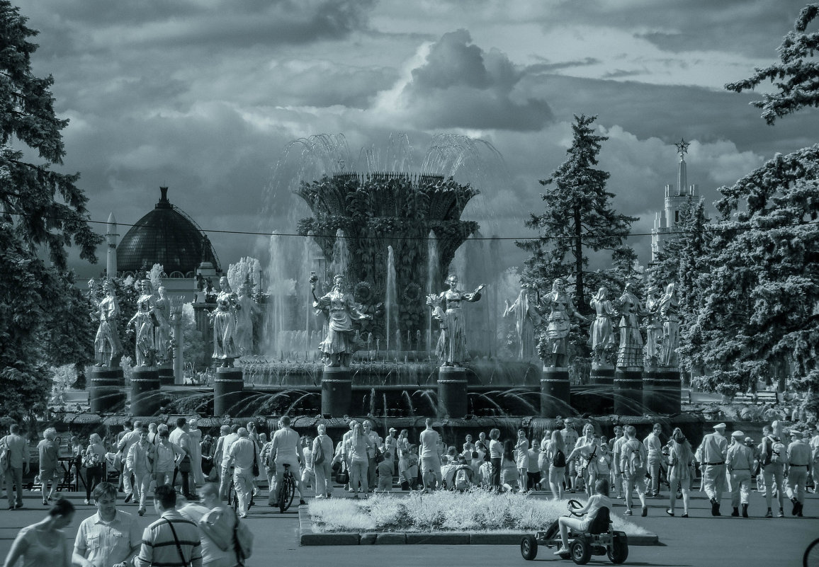 Знаменитый фонтан - Андрей Воробьев