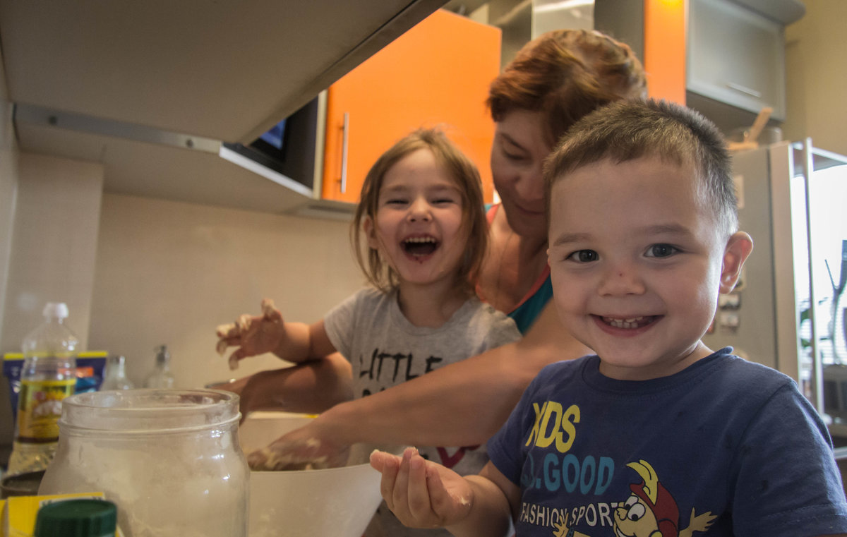 внуки помогают бабуле стряпать пирожки - Сергей Говорков