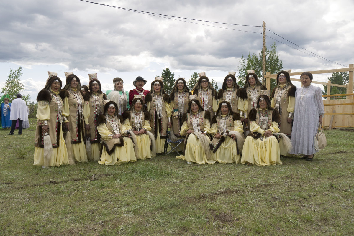 Женщины якутских национальных костюмах - Айаал Дьяконов