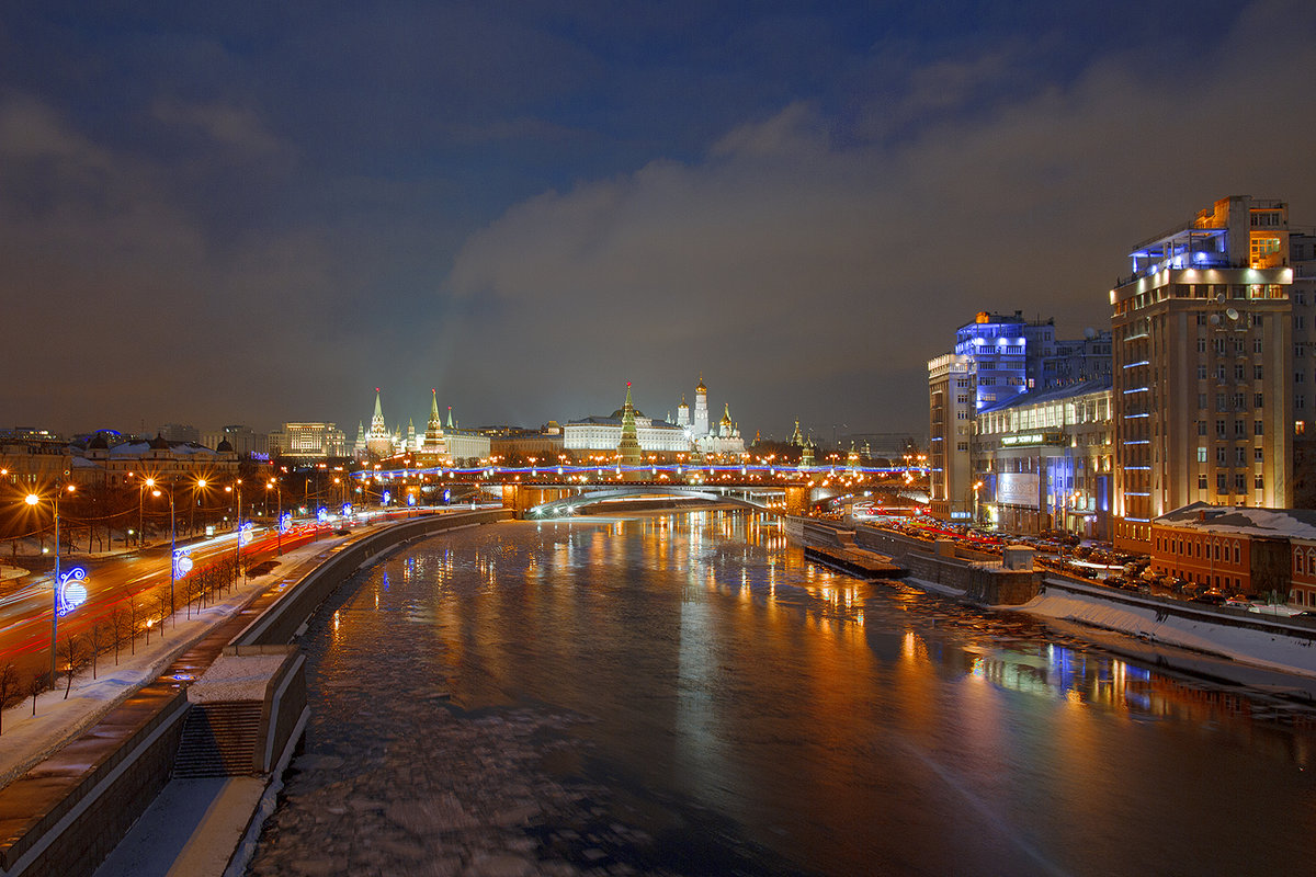 Вид с патриаршего моста на кремль - Юрий 