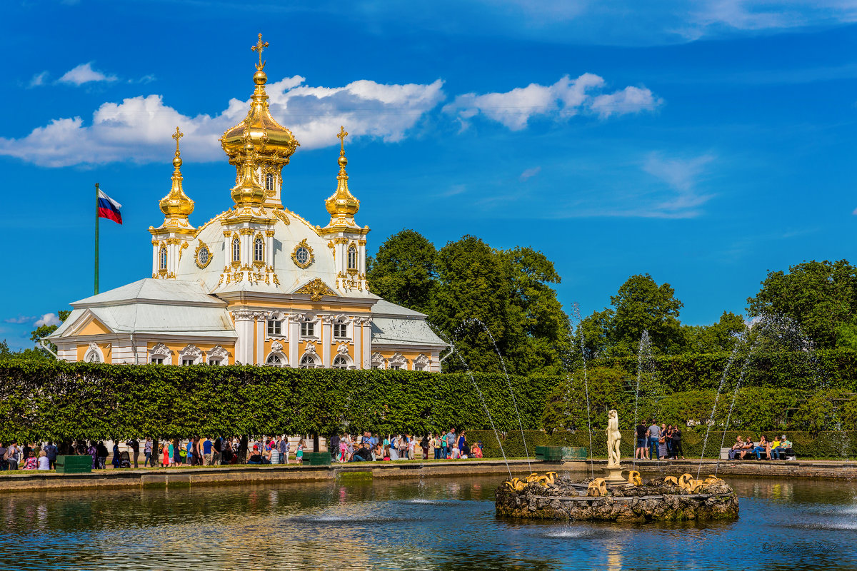 Купола Петропавловской дворцовой церкви и фонтан квадратного пруда. Петергоф. Россия. - Vladimir Kraft