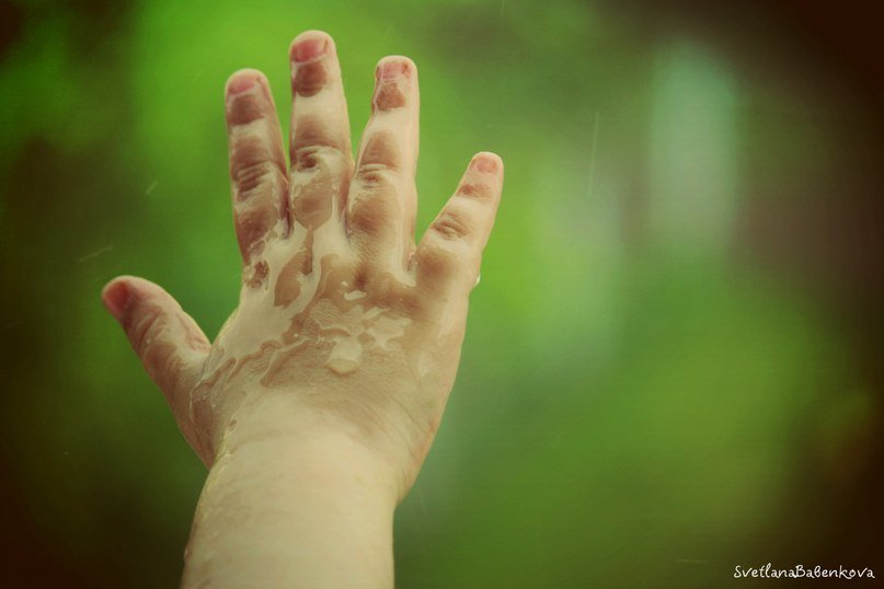 Капли дождя на детской руке - Светлана Бабенкова