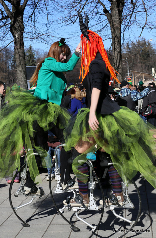 девочки танцуют на ходулях - Олег Лукьянов